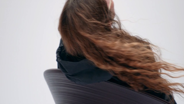 Video Reference N4: Hair, Hairstyle, Long hair, Brown hair, Shoulder, Blond, Hair coloring, Brown, Neck, Back