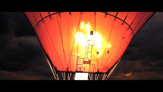 Video Reference N1: Hot air ballooning, Hot air balloon, Heat, Light, Lighting, Vehicle, Air sports, Aircraft, Person