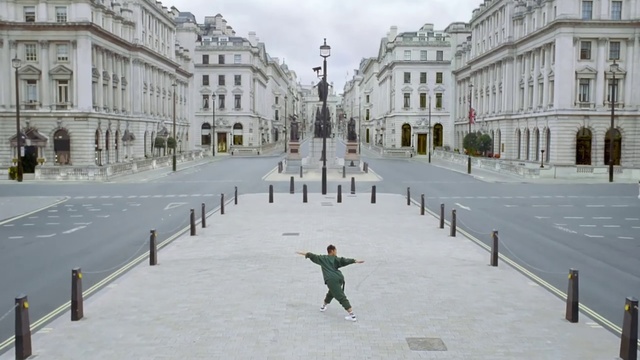 Video Reference N2: Landmark, Public space, Snow, Town square, Human settlement, Pedestrian, Winter, Plaza, City, Building