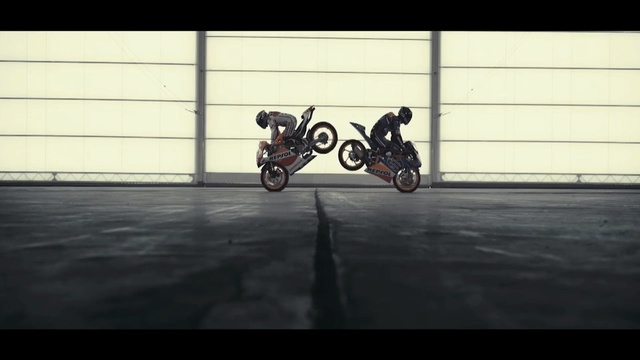 Video Reference N5: Vehicle, Stunt performer, Motorcycle, Bicycle, Mode of transport, Stunt, Automotive design, Photography, Sports equipment, Wheel