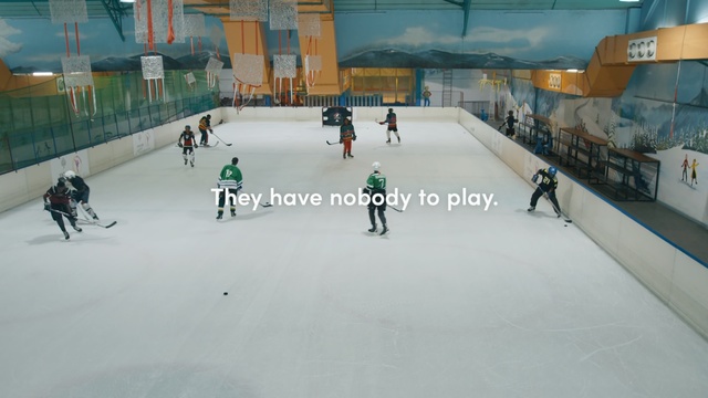 Video Reference N0: Ice rink, Skating, Bandy, Ice hockey, Hockey, Team sport, Sports, Winter sport, Ice skating, Building, Person
