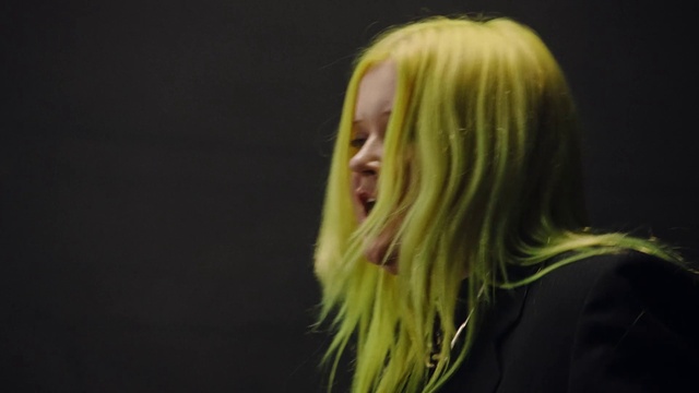 Video Reference N1: Hair, Blond, Green, Yellow, Performance, Hairstyle, Long hair, Performing arts, Photography, Singer