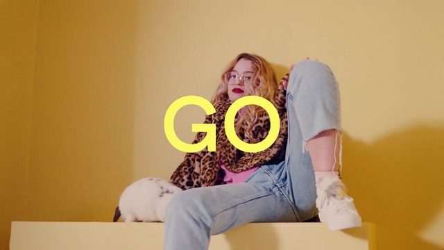 Video Reference N1: Facial expression, Sitting, Yellow, Skin, Long hair, Jeans, Smile, Leg, Happy, Stomach