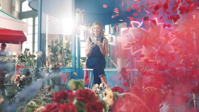 Video Reference N5: Red, Fashion, Event, Performance, Display window, Plant, Flower, Crowd, Floral design, Coquelicot