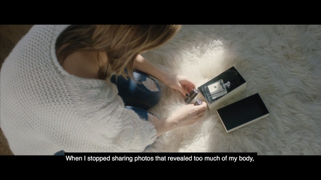 Video Reference N11: Photo caption, Ear, Human, Photography, Eyelash, Hand, Technology, Gadget, Electronic device