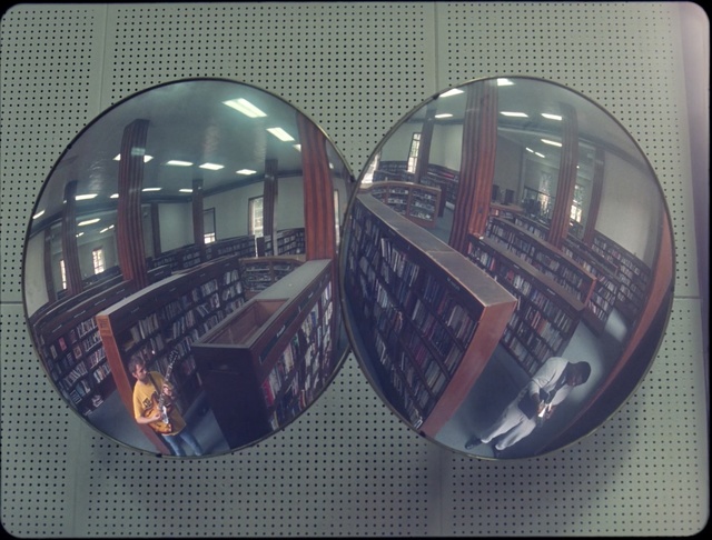 Video Reference N2: Reflection, Product, Mirror, Sphere, Transparent material, Circle, Glass, Person