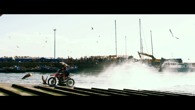 Video Reference N2: Vehicle, Motorcycle, Motorcycling, Stunt performer, Mode of transport, Water, Photography, Stunt, Extreme sport, Wave