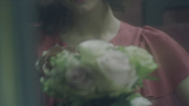 Video Reference N0: Green, Flower, Floral design, Floristry, Rose, Flower Arranging, Plant, Mouth, Bouquet, Rose family