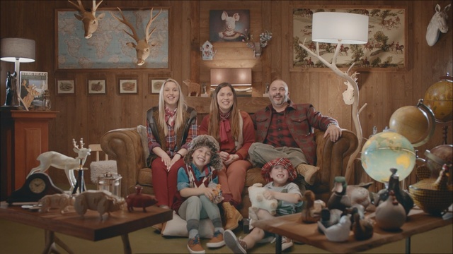 Video Reference N3: sofa, family, man, woman, children, girl, boy, room, home, fun, smile, Person