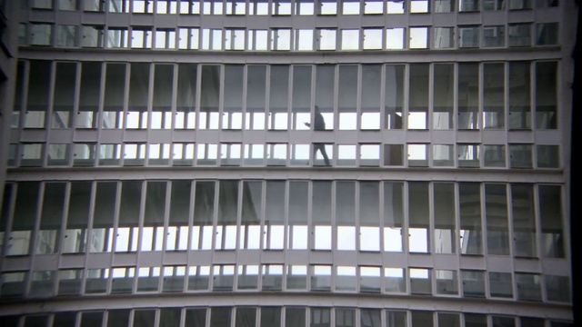 Video Reference N1: Architecture, Building, Urban area, Commercial building, Facade, Tower block, Brutalist architecture, Mixed-use, Daylighting, Condominium, Person