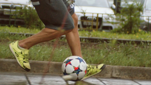 Video Reference N15: Soccer ball, Football, Soccer, Ball, Freestyle football, Leg, Human leg, Sports equipment, Street stunts, Footwear