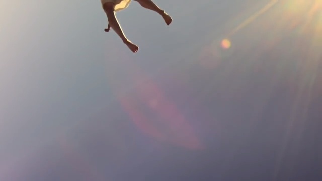 Video Reference N3: Sky, Atmospheric phenomenon, Water, Atmosphere, Sunlight, Calm, Photography, Extreme sport, Jumping, Macro photography
