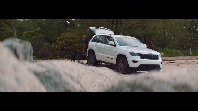 Video Reference N4: Land vehicle, Vehicle, Car, Sport utility vehicle, Compact sport utility vehicle, Jeep, Jeep grand cherokee, Automotive design, Automotive tire, Crossover suv