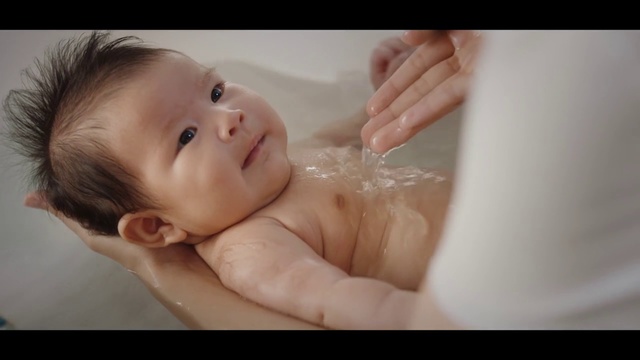 Video Reference N0: Child, Face, Bathing, Skin, Baby, Cheek, Nose, Eyebrow, Head, Lip