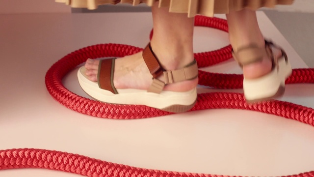 Video Reference N1: Footwear, Red, Leg, Foot, Shoe, Ankle, Pink, Toe, Sandal, Human leg