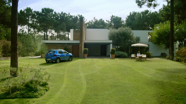 Video Reference N2: garage, garden, grass, house, tree