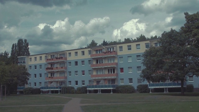 Video Reference N1: Building, Property, Apartment, Residential area, Sky, Room, House, Architecture, Real estate, City