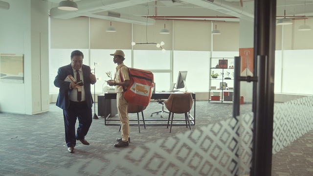 Video Reference N1: musical instrument, violin family, cello, string instrument, street, Person