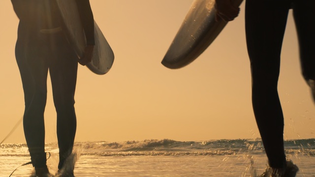 Video Reference N0: Black, Surfboard, Leg, Sky, Standing, Human leg, Wetsuit, Beach, Surfing, Sea