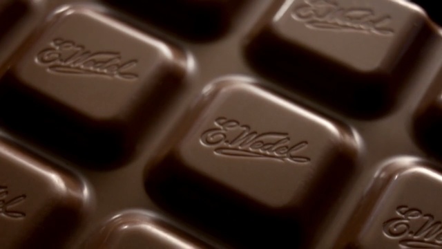 Video Reference N0: Chocolate, Bonbon, Food, Chocolate bar, Confectionery, Toffee, Dessert, Dominostein, Praline, Metal