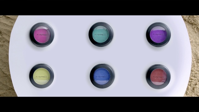 Video Reference N0: Eye shadow, Button, Eye, Circle, Material property, Fashion accessory