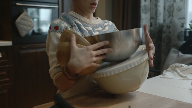 Video Reference N0: mixing bowl, bowl, container