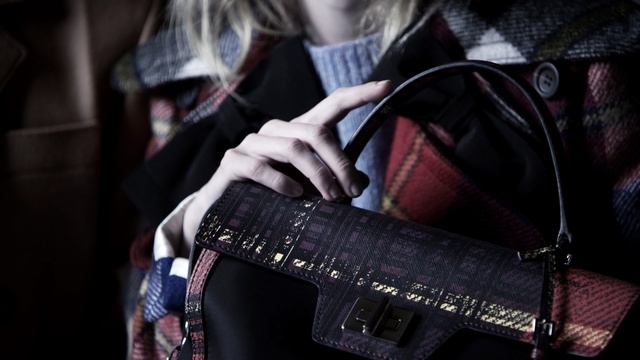 Video Reference N3: Product, Fashion, Hand, Leather, Bag, Design, Street fashion, Material property, Photography, Handbag