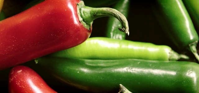 Video Reference N0: natural foods, vegetable, chili pepper, local food, serrano pepper, bell peppers and chili peppers, cayenne pepper, peperoncini, bird's eye chili, produce