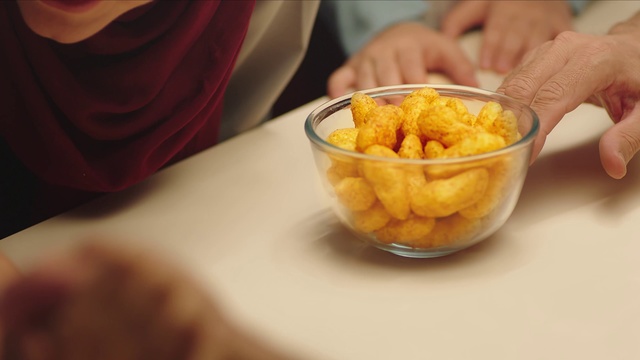 Video Reference N1: Food, Cuisine, Dish, Junk food, Ingredient, Cheese puffs, Fried food, Side dish, Corn flakes, Produce
