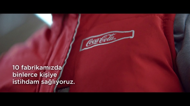Video Reference N9: Red, Coca-cola, Jacket, Sportswear, T-shirt, Font, Outerwear, Textile, Sleeve, Carbonated soft drinks