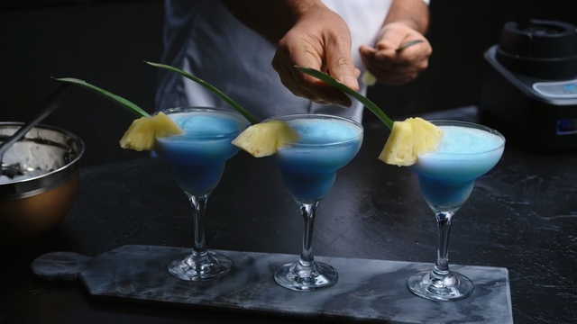 Video Reference N0: drink, cocktail, alcoholic beverage, cocktail garnish, non alcoholic beverage, martini, blue hawaii, classic cocktail, margarita, liqueur