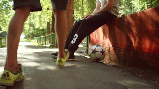 Video Reference N6: Leg, Human leg, Footwear, Foot, Recreation, Shoe, Thigh, Joint, Fun, Leisure
