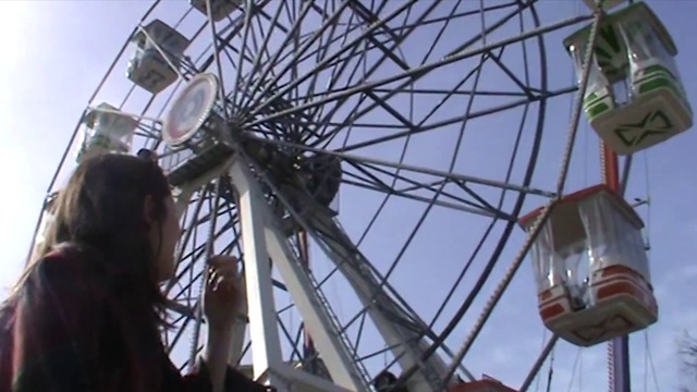 Video Reference N10: Sky, Ferris wheel, Outdoor recreation, Wheel, Automotive wheel system, Leisure, Recreation, Fun, Amusement ride, Spoke