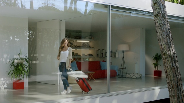 Video Reference N0: Building, Furniture, Interior design, Room, Architecture, House, Glass, Door, Floor, Person