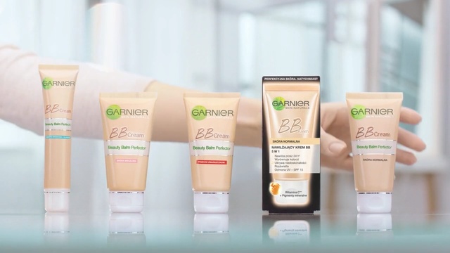 Video Reference N1: Product, Beauty, Skin care, Cream, Hand, Material property, Moisture, Cream, Fluid, Brand, Person