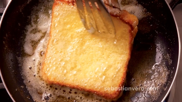 Video Reference N4: pan frying, frying, welsh rarebit, dish, gravy, breakfast, recipe, fried food