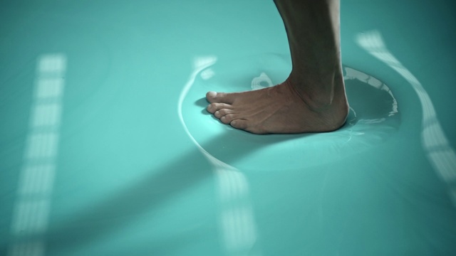 Video Reference N0: Blue, Green, Aqua, Water, Turquoise, Joint, Leg, Ankle, Human leg, Foot