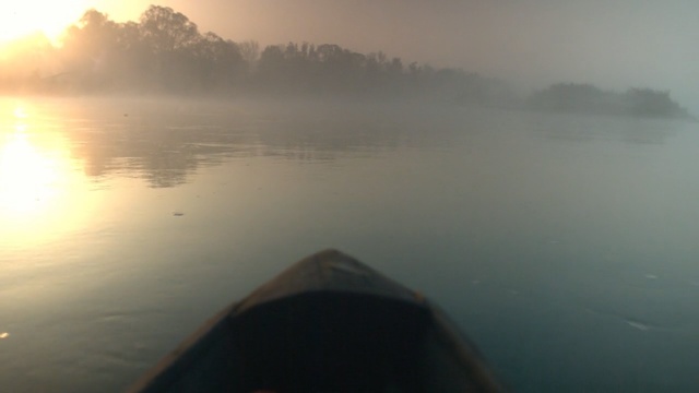 Video Reference N2: Sky, Atmospheric phenomenon, Mist, Morning, Haze, Fog, Reflection, Calm, Cloud, Lake