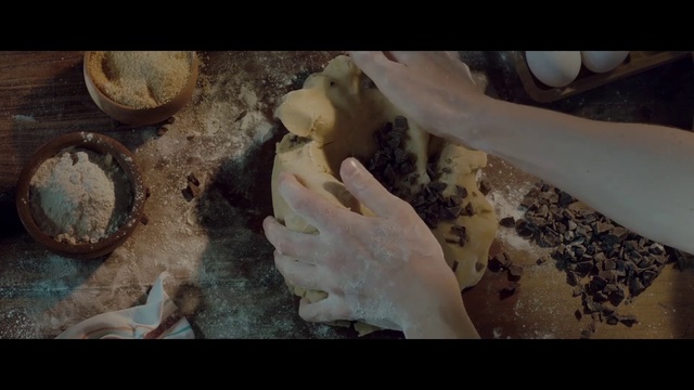 Video Reference N1: Human, Dough, Food