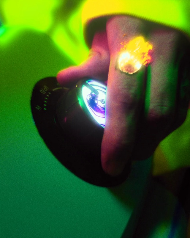 Video Reference N1: Green, Light, Visual effect lighting, Lighting, Hand, Technology, Fun, Finger, Colorfulness