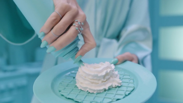 Video Reference N2: Buttercream, Meringue, Icing, Food, Whipped cream, Cake decorating, Royal icing, Cream, Cuisine, Dessert