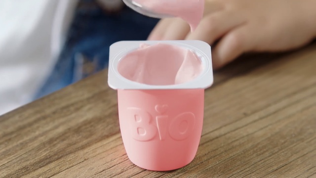 Video Reference N0: Pink, Finger, Hand, Drinkware, Plastic, Cup, Cup, Child, Plastic bottle, Nail