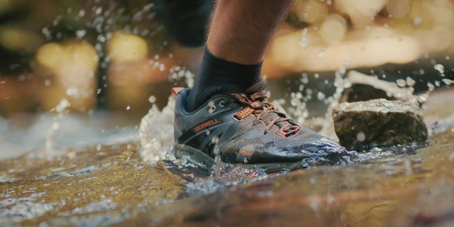 Video Reference N0: Footwear, Water, Shoe, Leg, Puddle, Hiking boot, Human leg, Boot, Outdoor shoe, Recreation