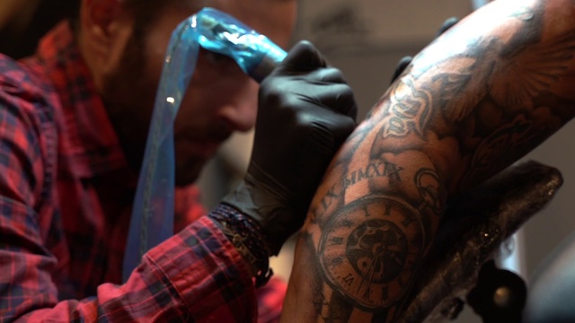 Video Reference N10: Tattoo, Arm, Tattoo artist, Flesh, Design, Human body, Hand, Temporary tattoo, Pattern, Elbow