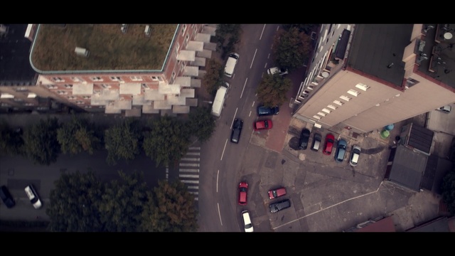 Video Reference N1: Aerial photography, Metropolitan area, Urban area, Mode of transport, Street, Photography, Intersection, City, Sky, Infrastructure, Person