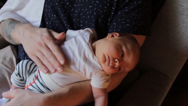 Video Reference N8: child, hand, arm, finger, infant, toddler, abdomen, product