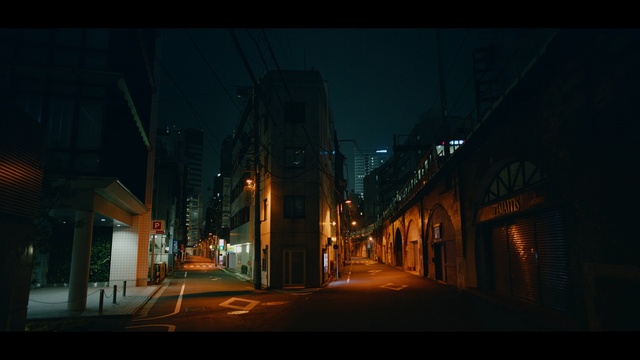 Video Reference N1: Night, Black, Darkness, Sky, Street light, Light, Urban area, Town, Lighting, Evening