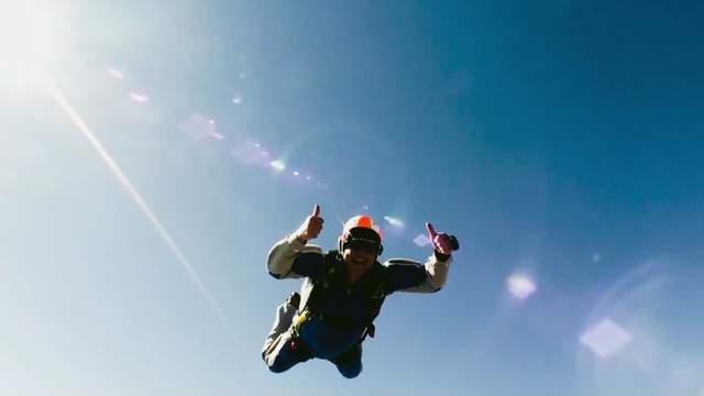 Video Reference N0: Sky, Parachuting, Air sports, Extreme sport, Tandem skydiving, Cloud, Atmosphere, Parachute, Fun, Windsports