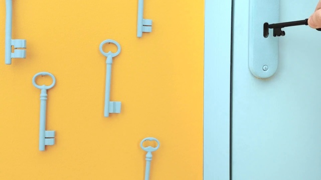 Video Reference N3: Yellow, Door handle, Plumbing fixture, Door, Shower bar, Handle