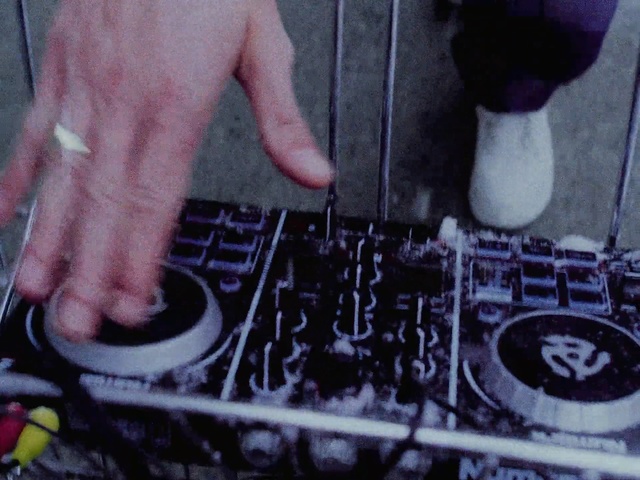 Video Reference N0: Disc jockey, Electronics, Deejay, Cdj, Technology, Sound engineer, Media player, Scratching, Electronic musical instrument, Person